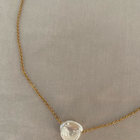 Gold Tone Tarnish Free Chainwith Freshwater Keshi Pearl Necklace. - Picture 3 of 3